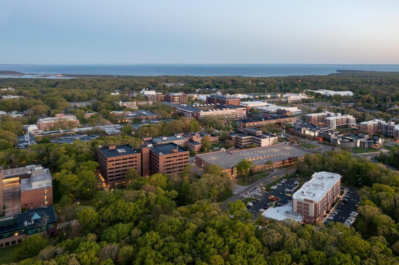 Hilton Garden Inn Stony Brook Exteriör bild