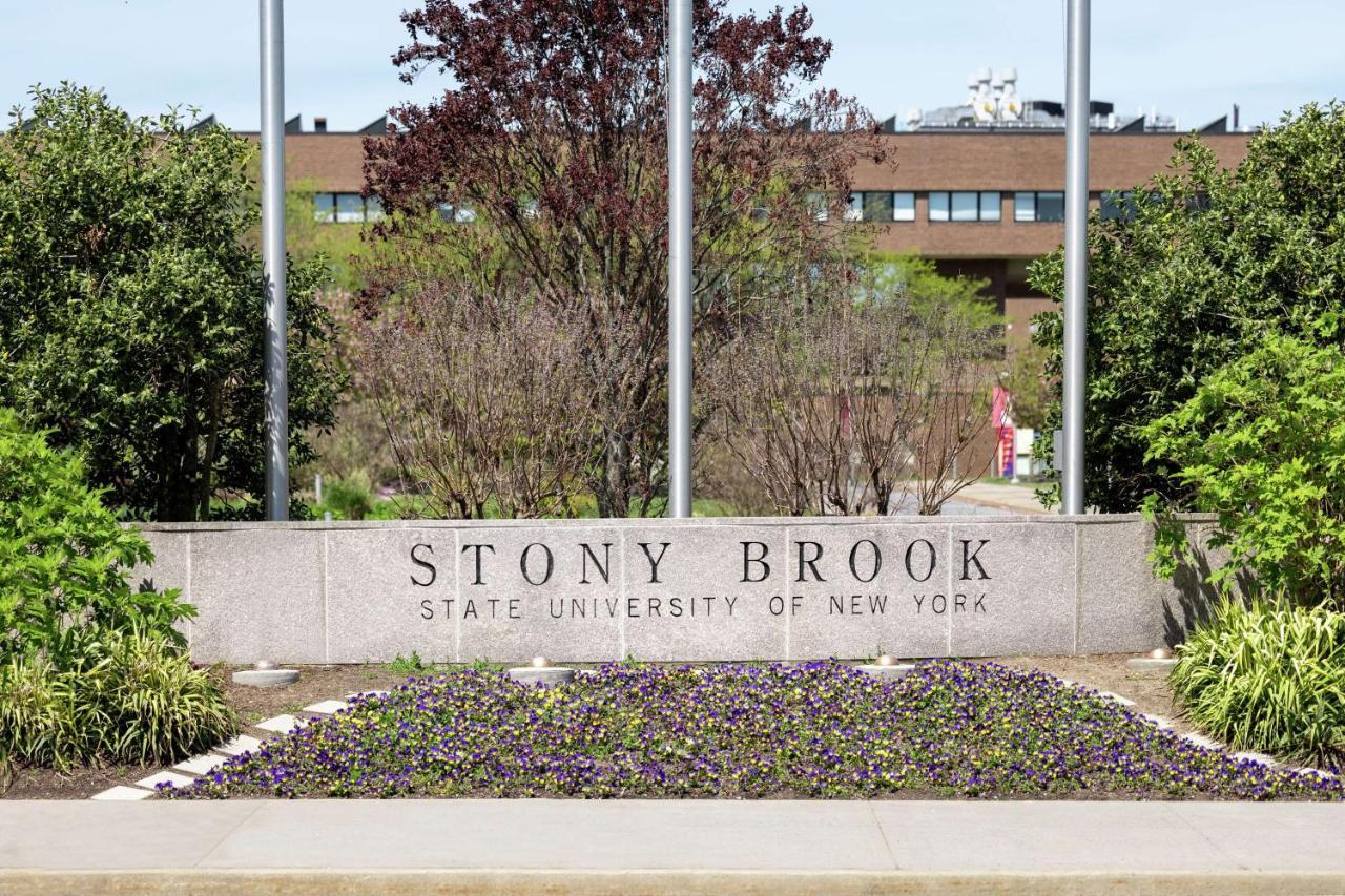 Hilton Garden Inn Stony Brook Exteriör bild