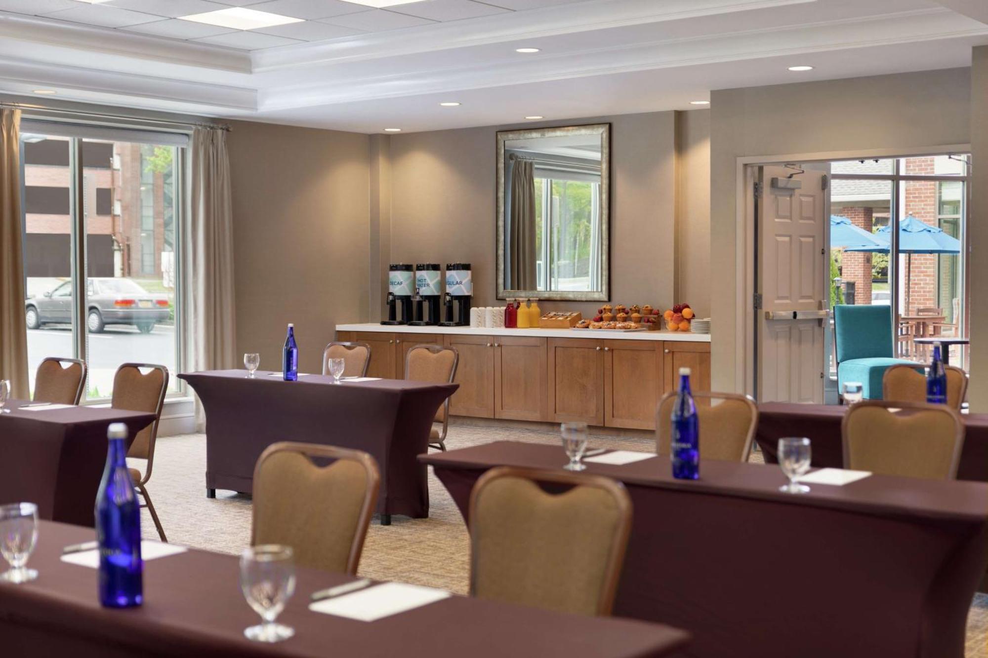 Hilton Garden Inn Stony Brook Exteriör bild