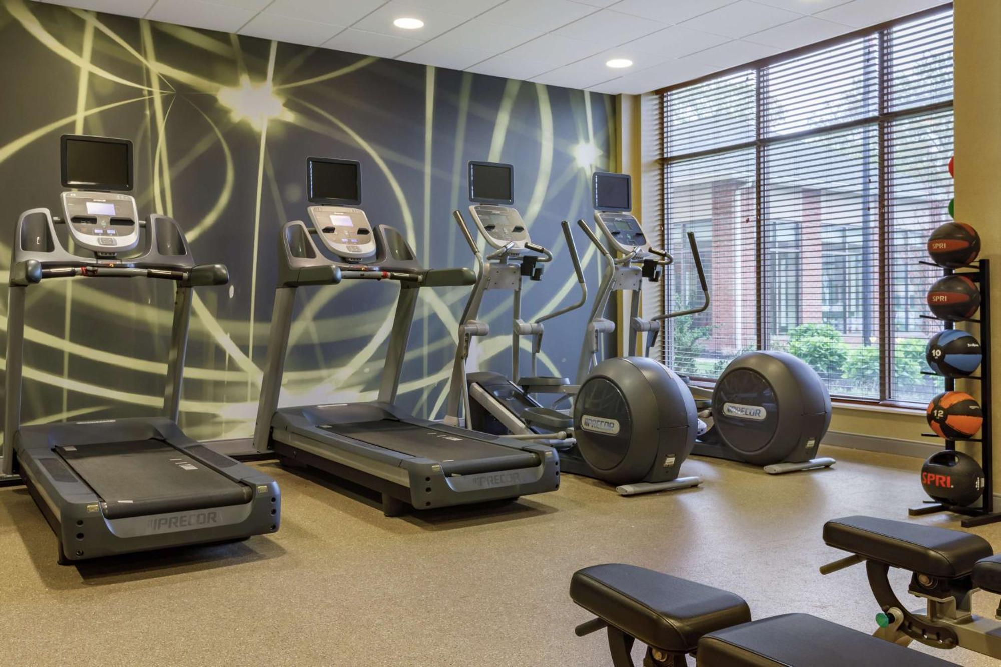 Hilton Garden Inn Stony Brook Exteriör bild