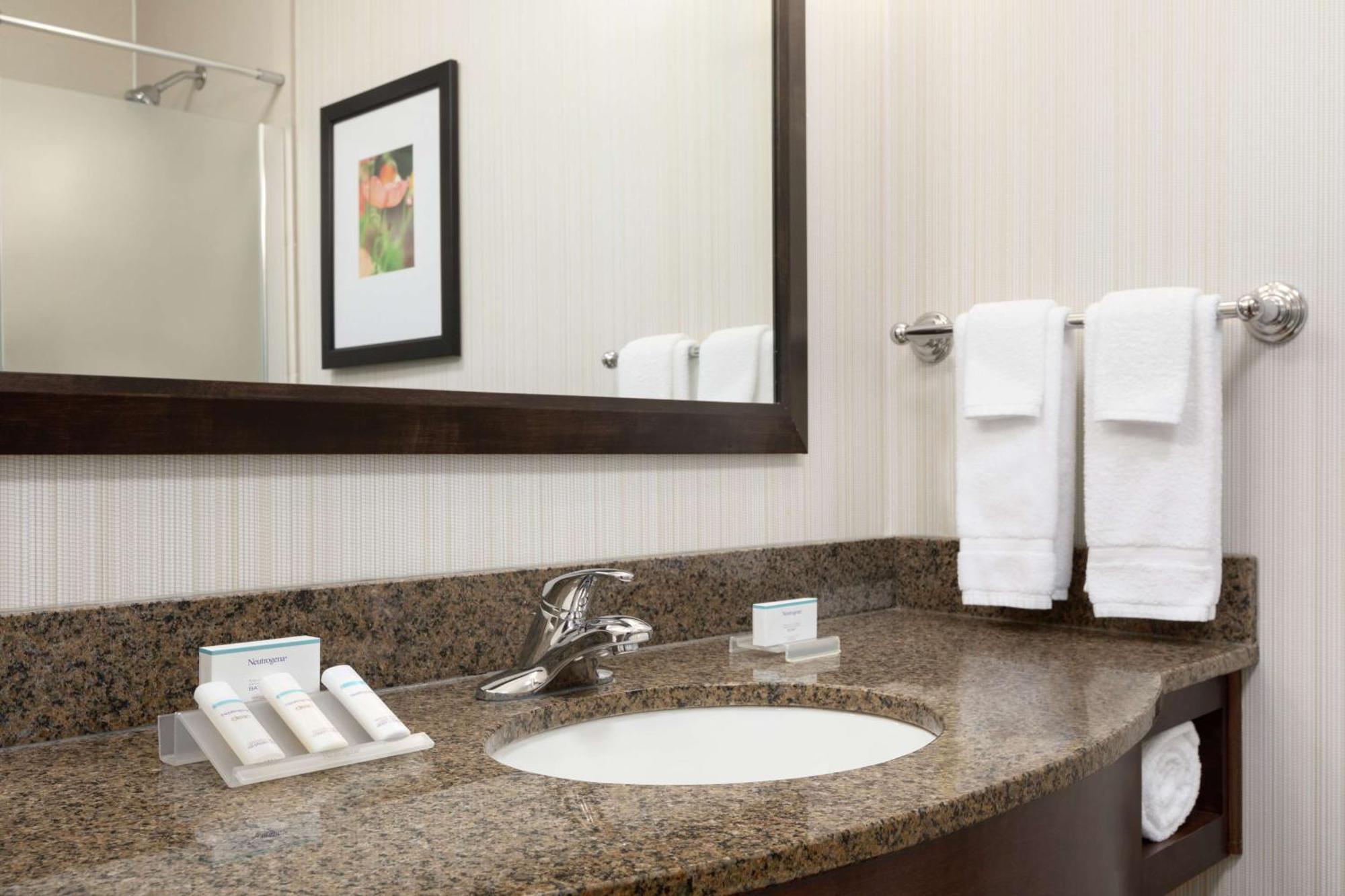 Hilton Garden Inn Stony Brook Exteriör bild