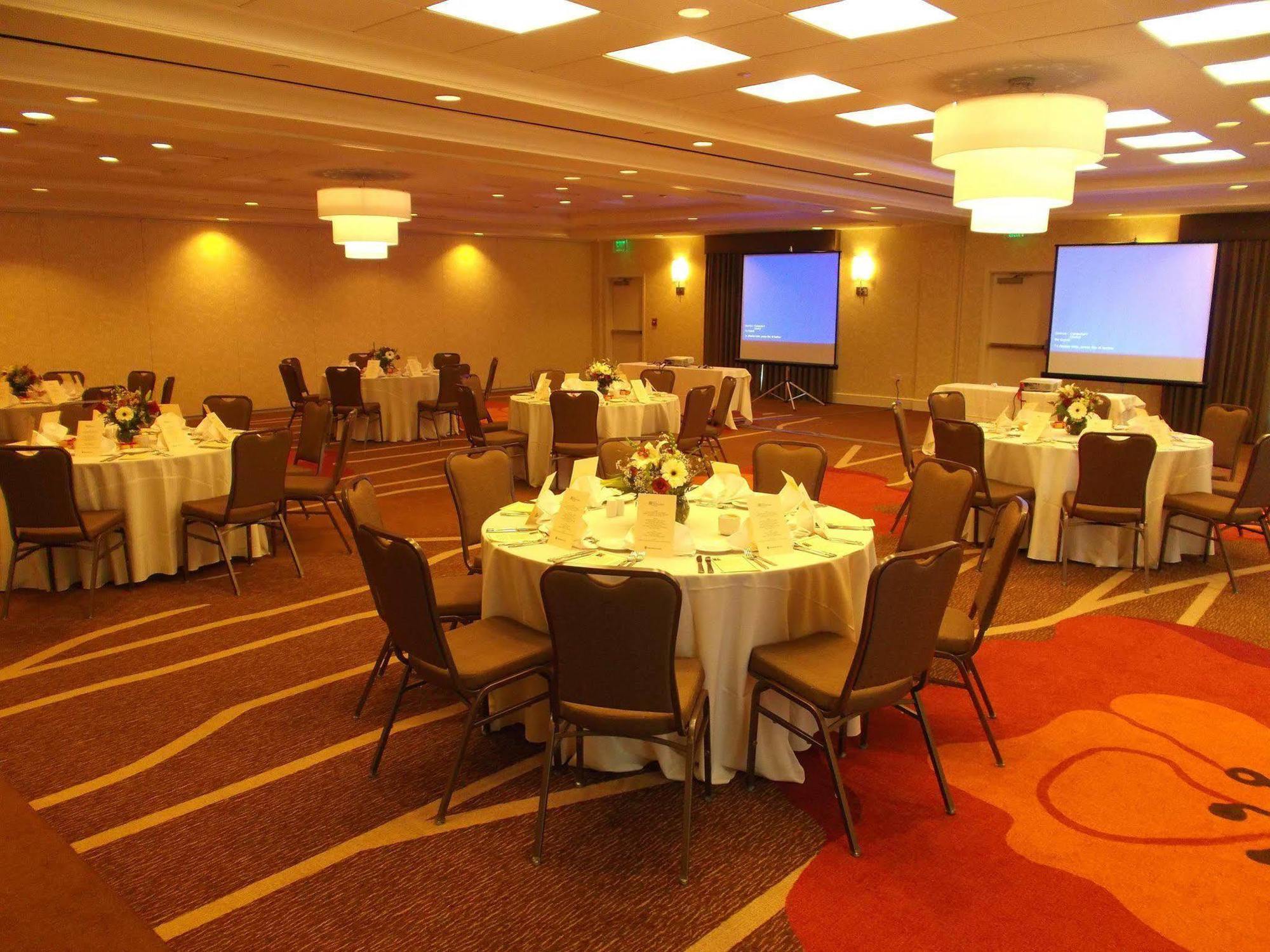 Hilton Garden Inn Stony Brook Exteriör bild